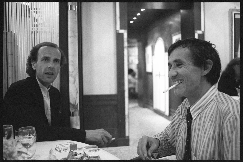 immagine per 26-06-1986 Enzo Cucchi e Alighiero Boetti all'inaugurazione della XLII Biennale di Venezia Ristorante La Colomba, Photo © Giorgio Colombo, Milano.